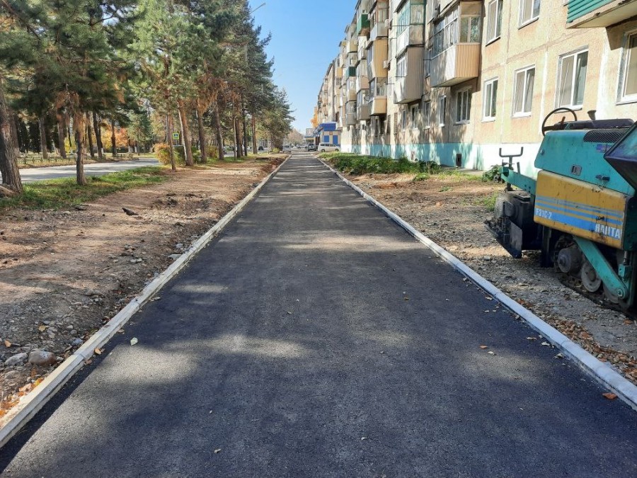 На тротуаре по ул. Ленинской идет восстановление асфальтового покрытия